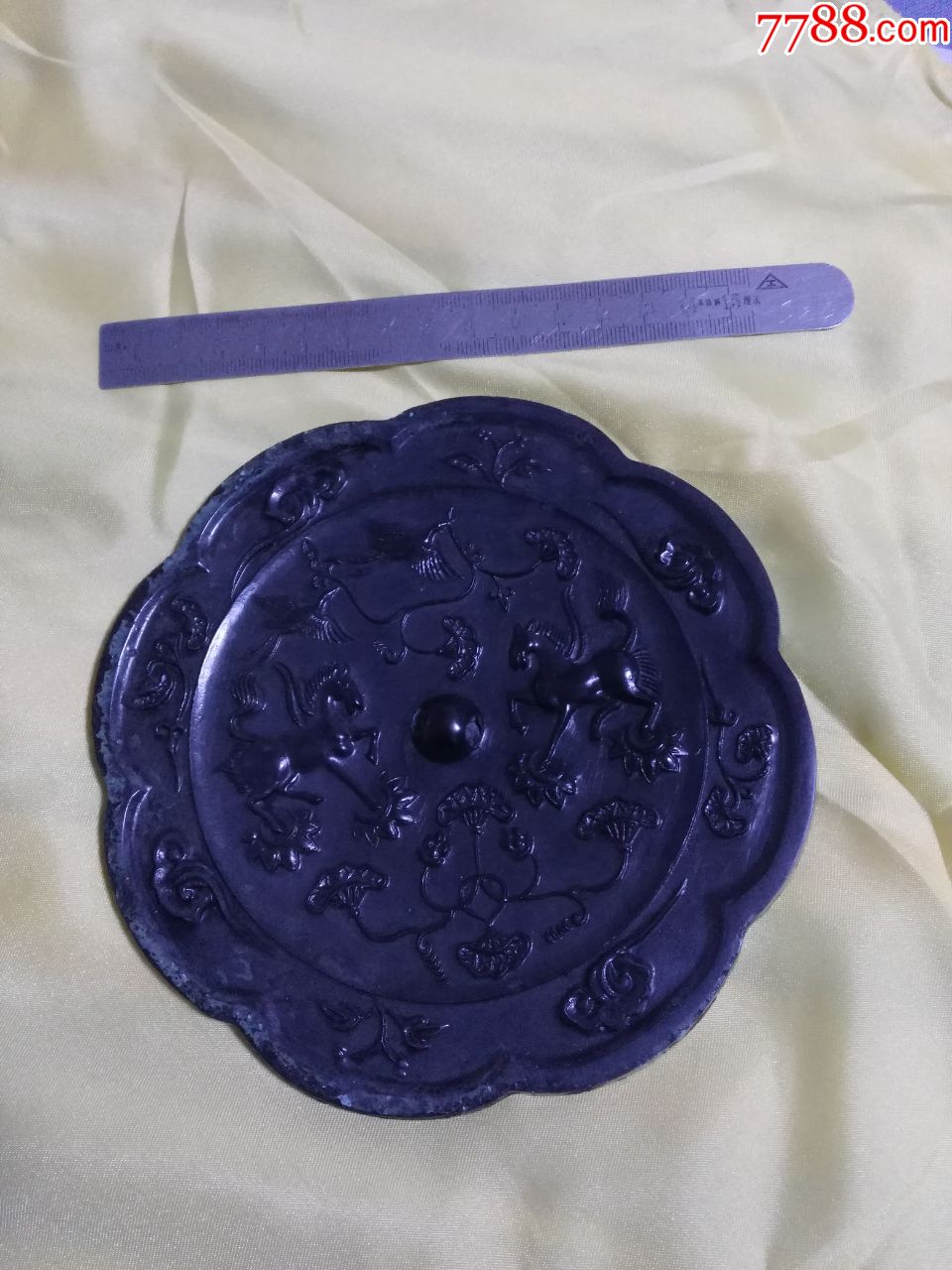 飞马云鹤纹葵花型青铜镜