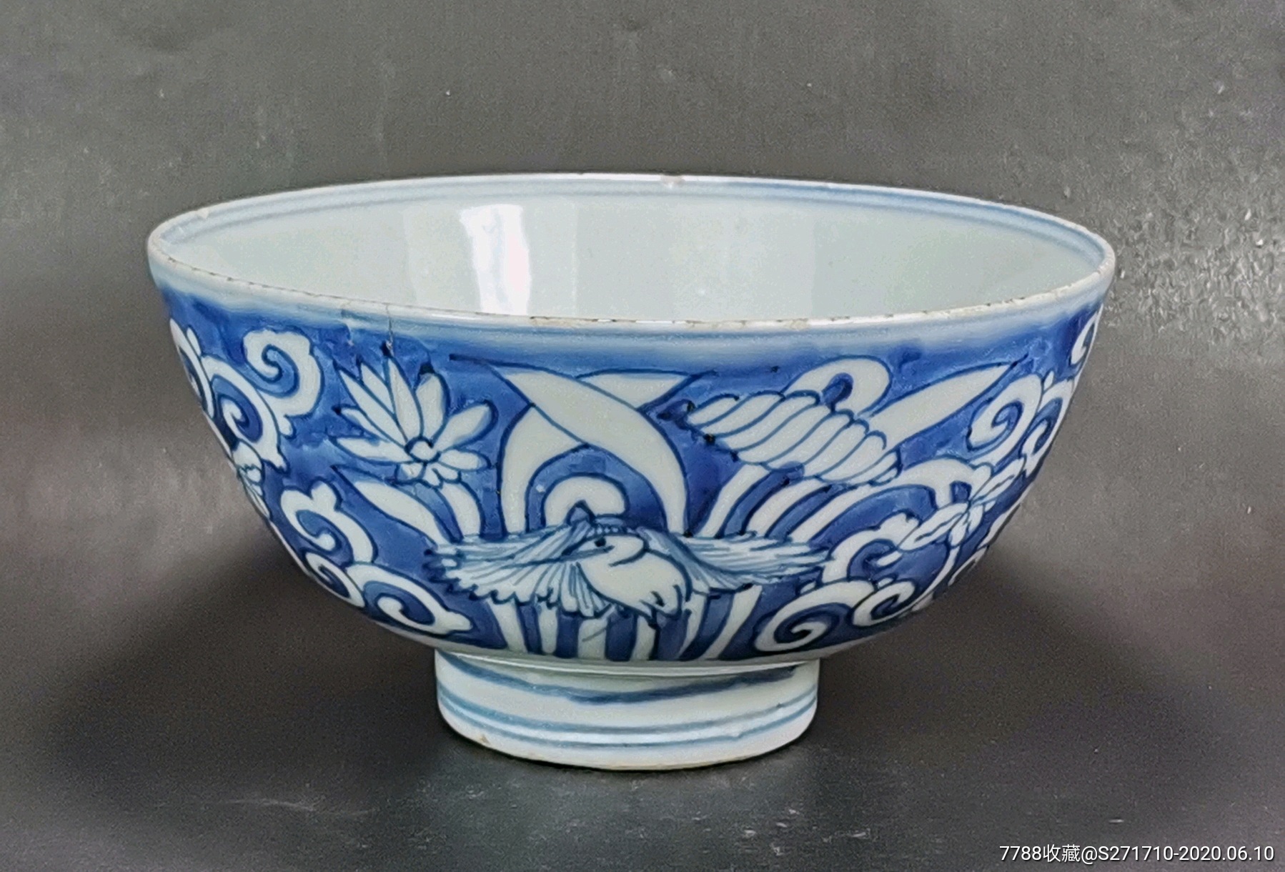 明嘉靖青花留白鹤莲纹碗