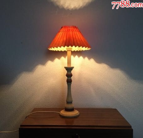 80年代复古木制台灯,带红色贴花褶皱风帽