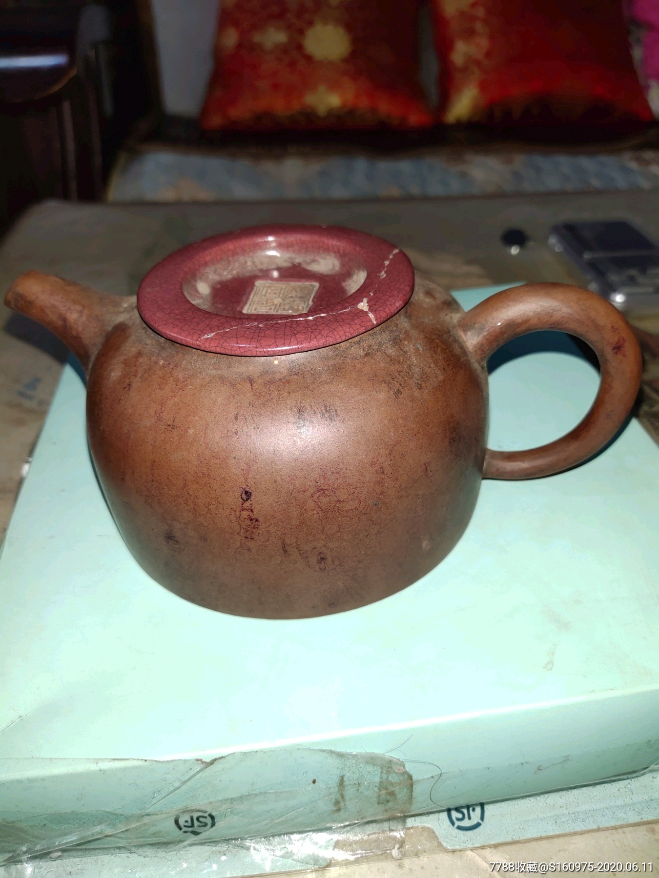 董翰款老紫砂壶一把,盖子有裂,壶体有线如图,18*11*7.