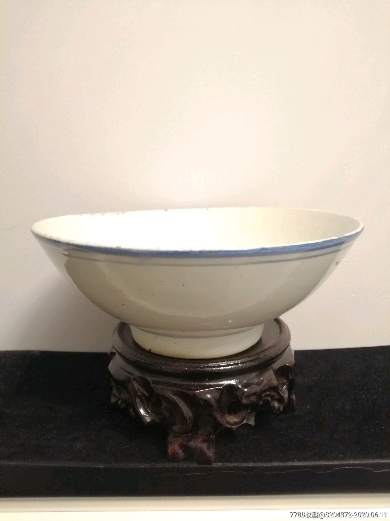 白釉蓝边瓷碗