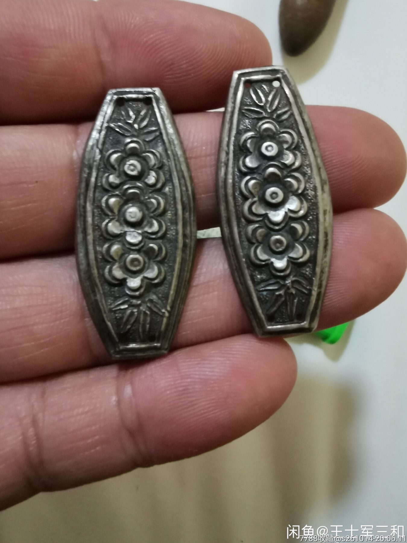 老辈银帽花一对,包浆漂亮厚实.