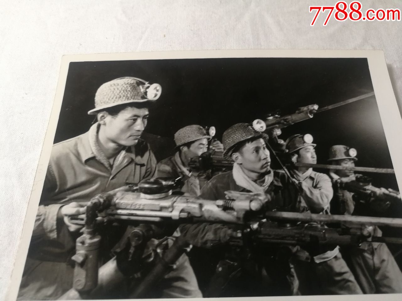 1973年陕西铜川煤矿夺煤喜讯-原版老照片