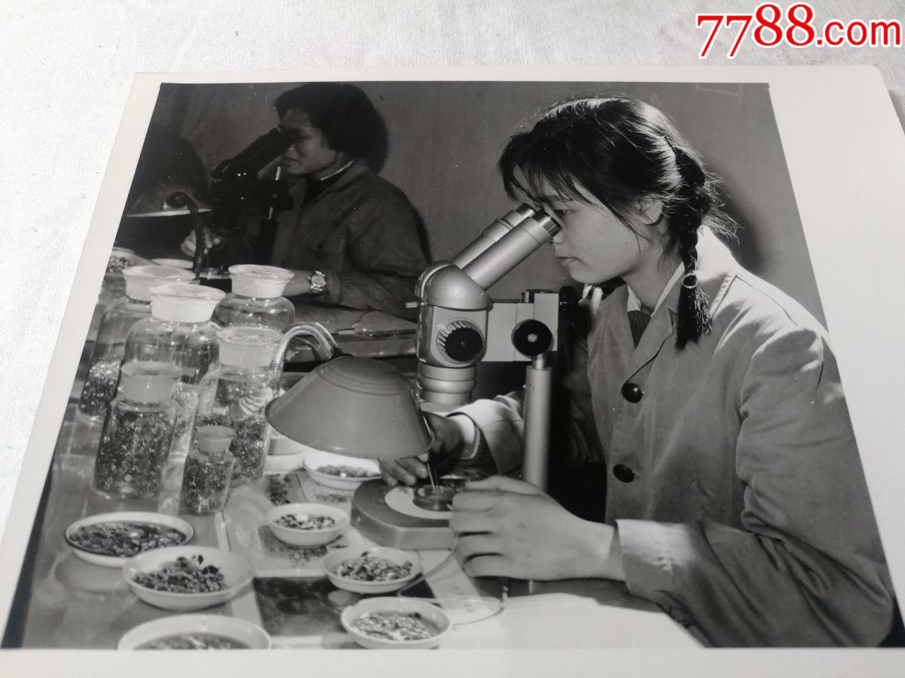 1972年广州轻工业部门努力提高产品质量取得新成绩原版老照片