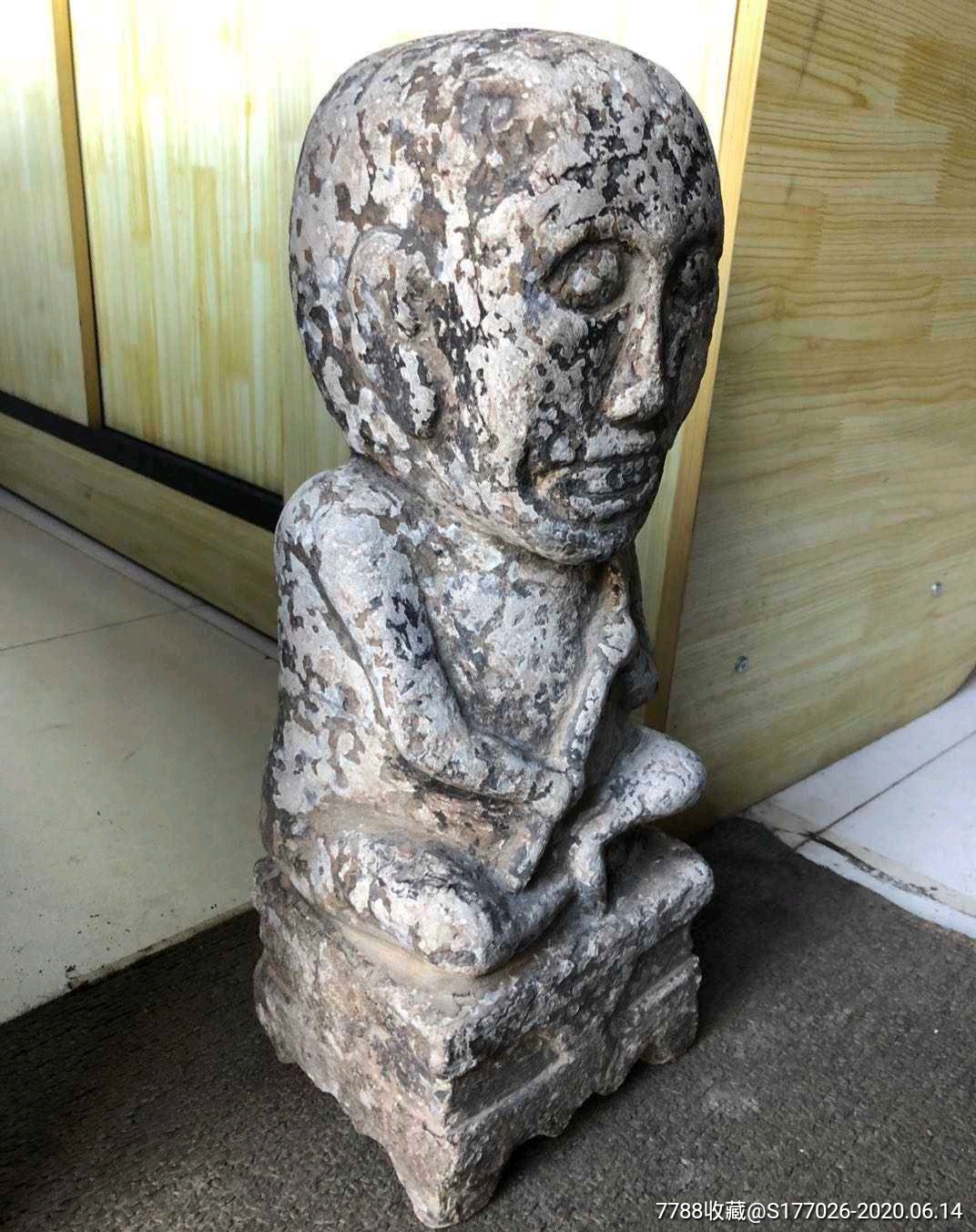 元代石雕人物坐像