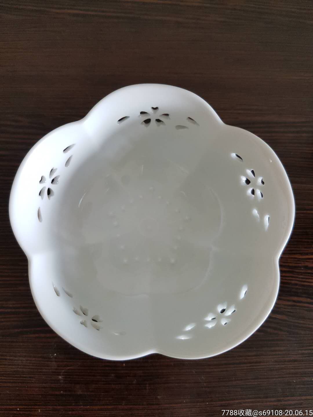 梅中梅花镂空雕白瓷如玉碗