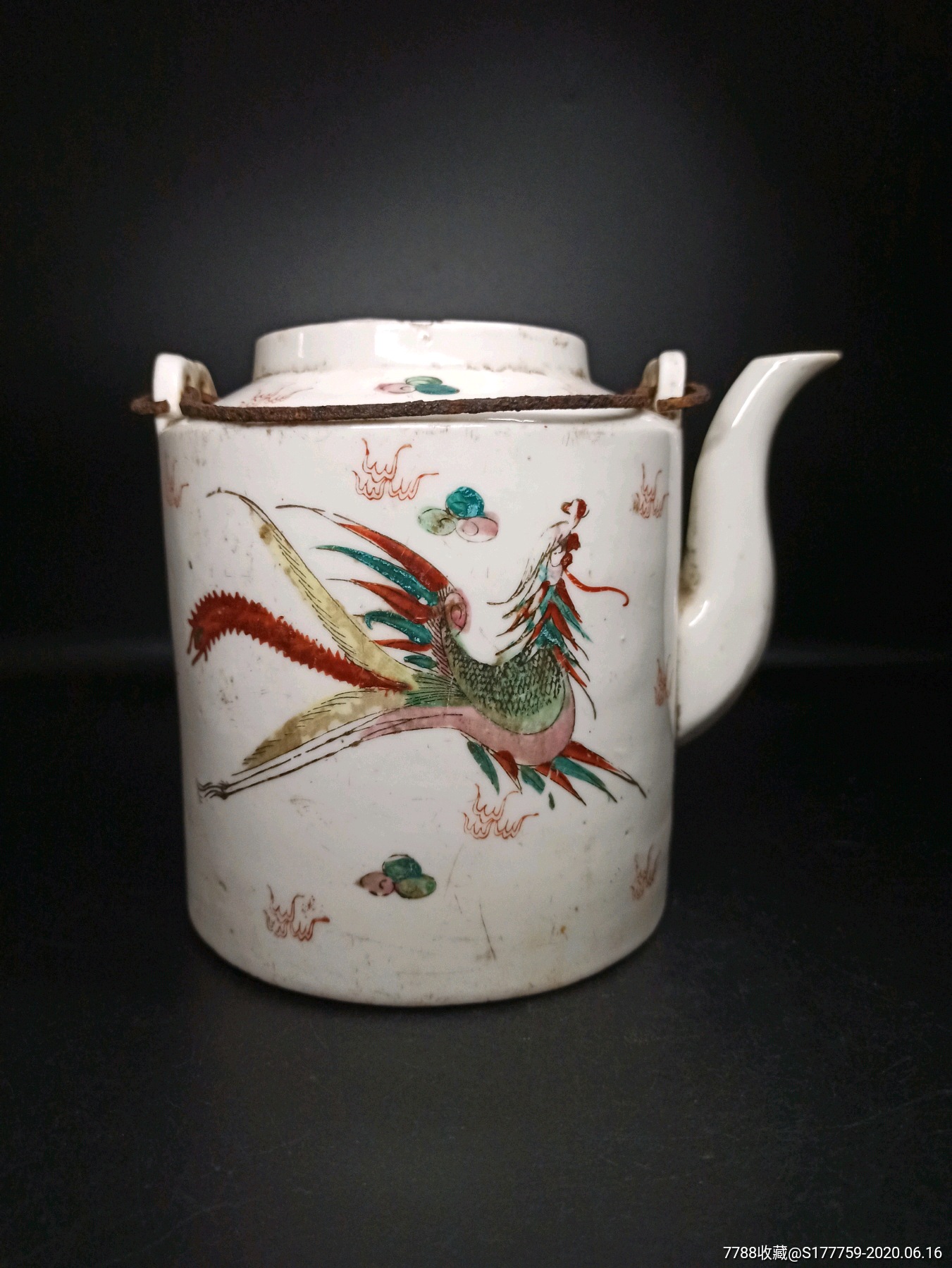 民国五彩龙凤呈祥提梁壶龙凤纹饰寓意吉祥,此壶手绘精