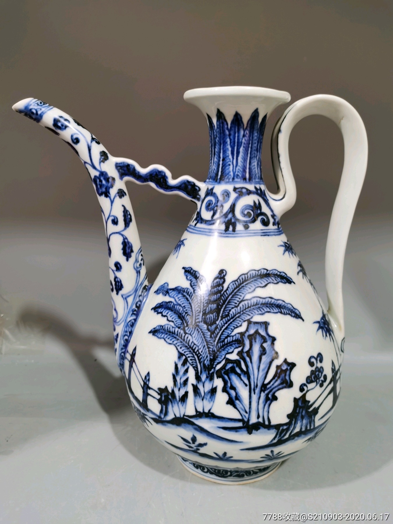 明代的青花花卉纹执壶
