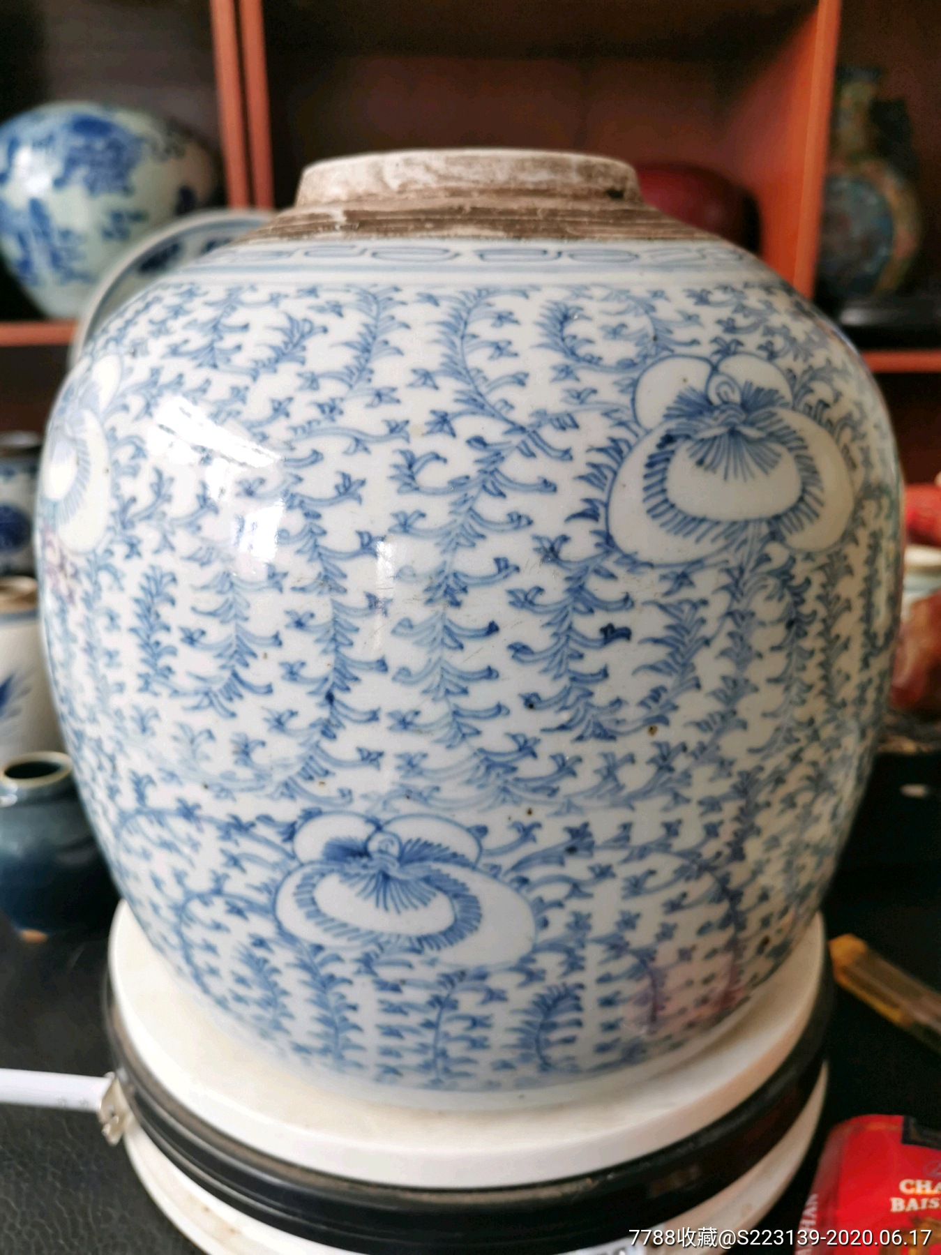 清中期嘉道青花缠枝莲大罐