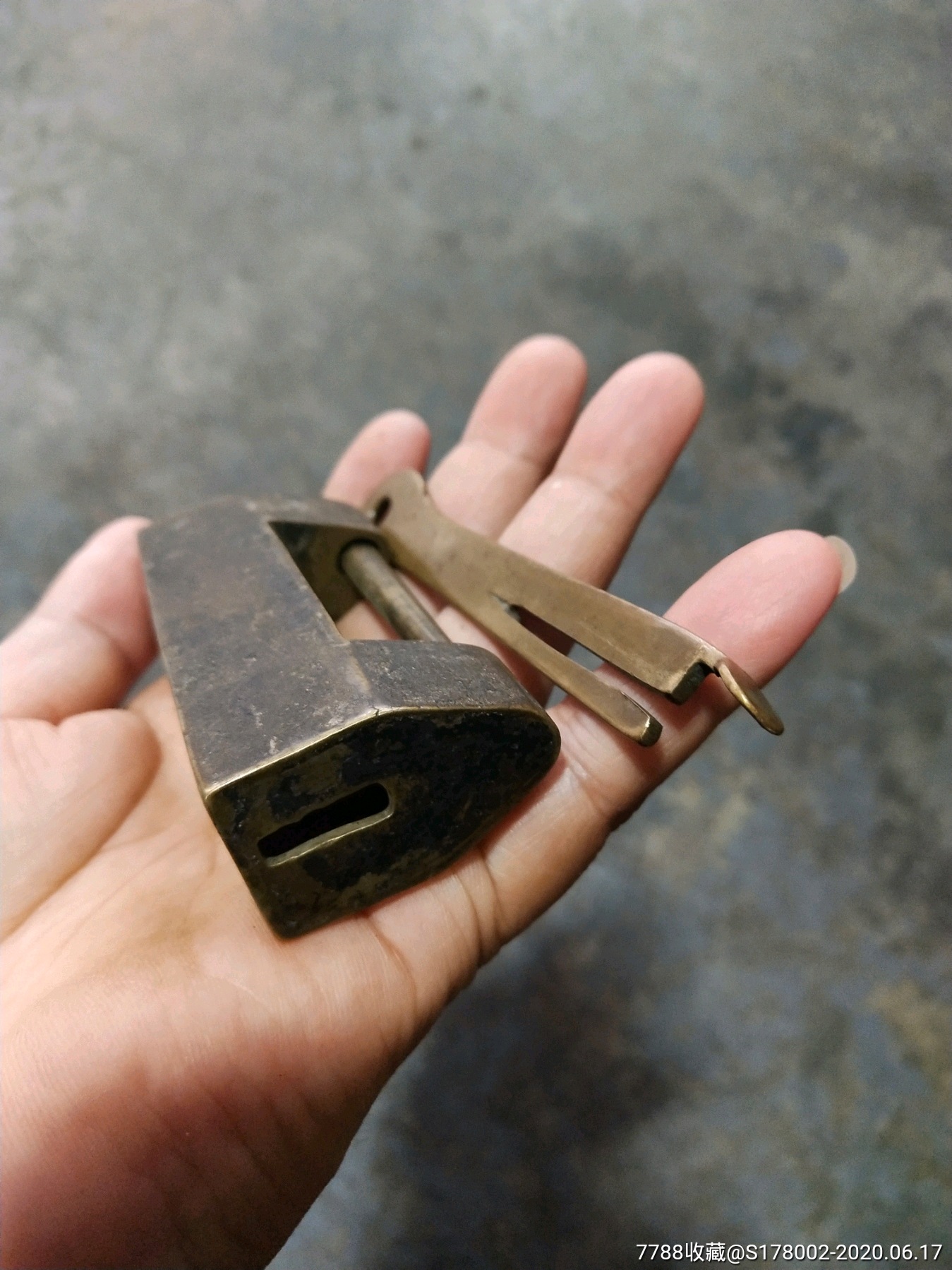 钥匙非常特别的铜锁!