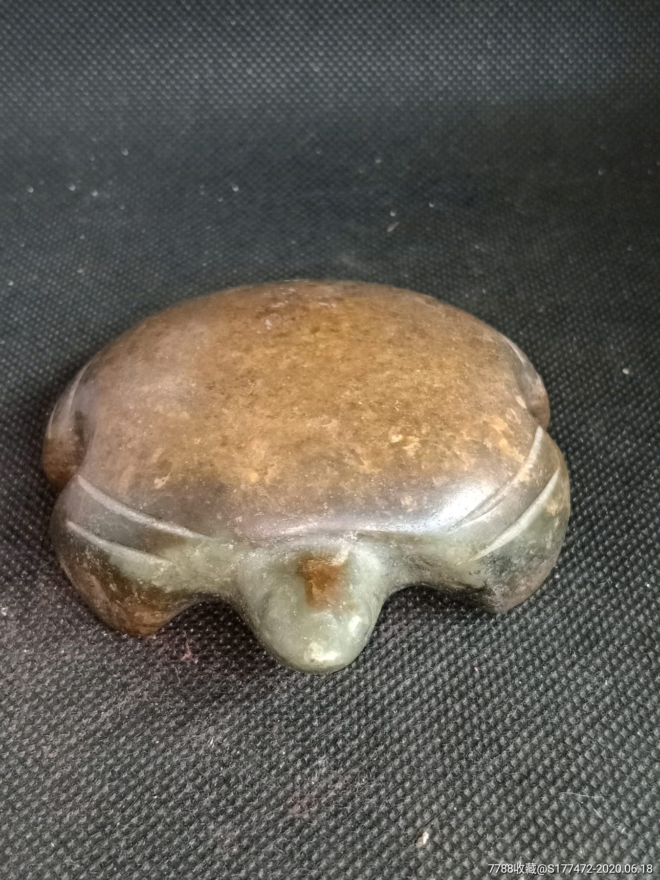 不知年代的和田玉龟