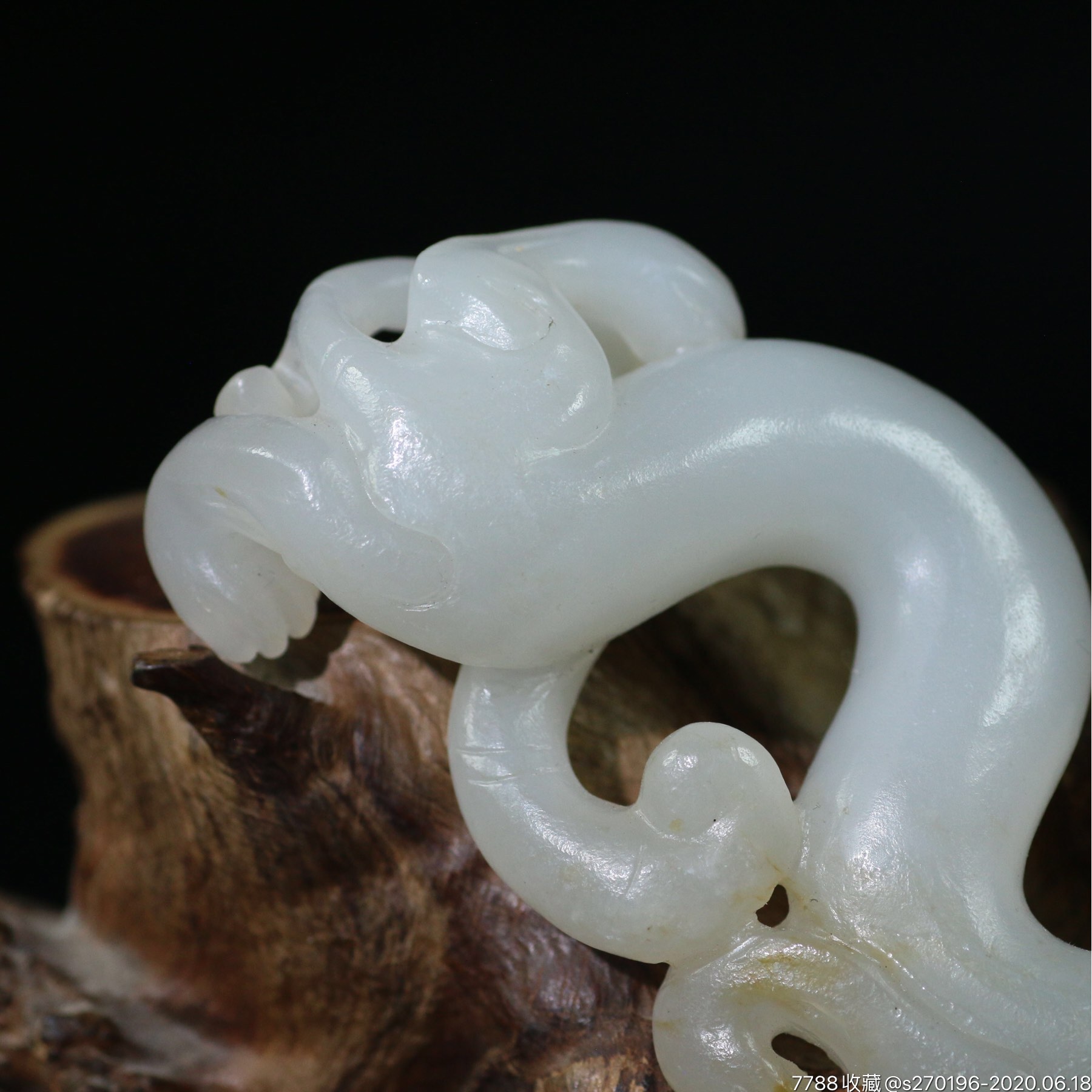 精品和田玉旧藏回流玉螭龙把件
