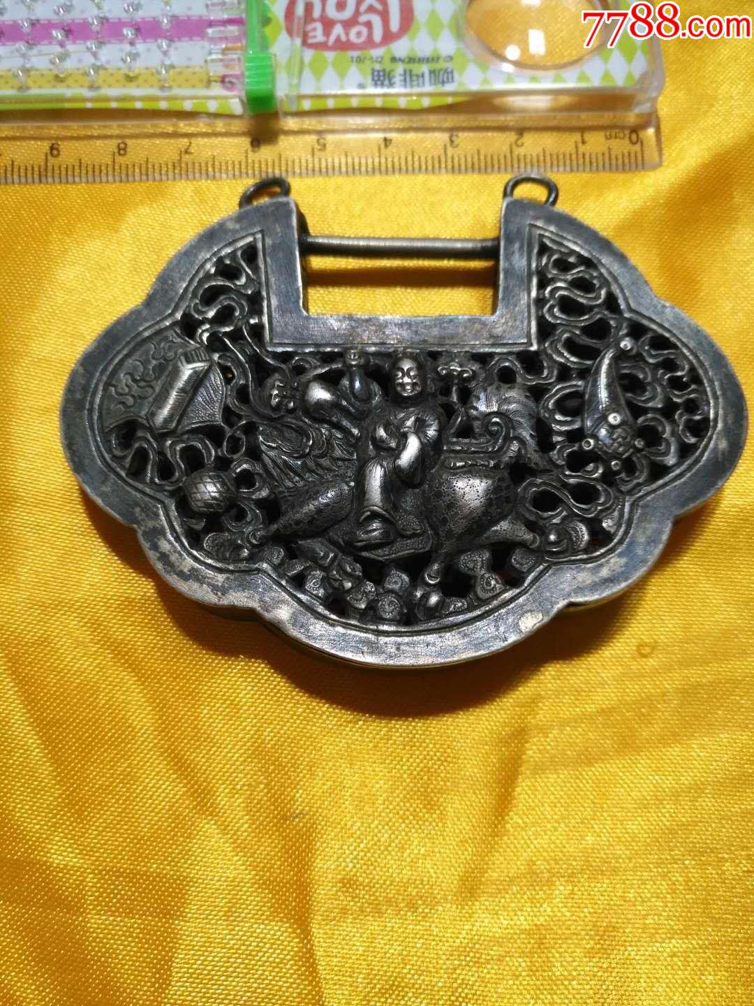 清代一个工艺精美的长命百岁银锁