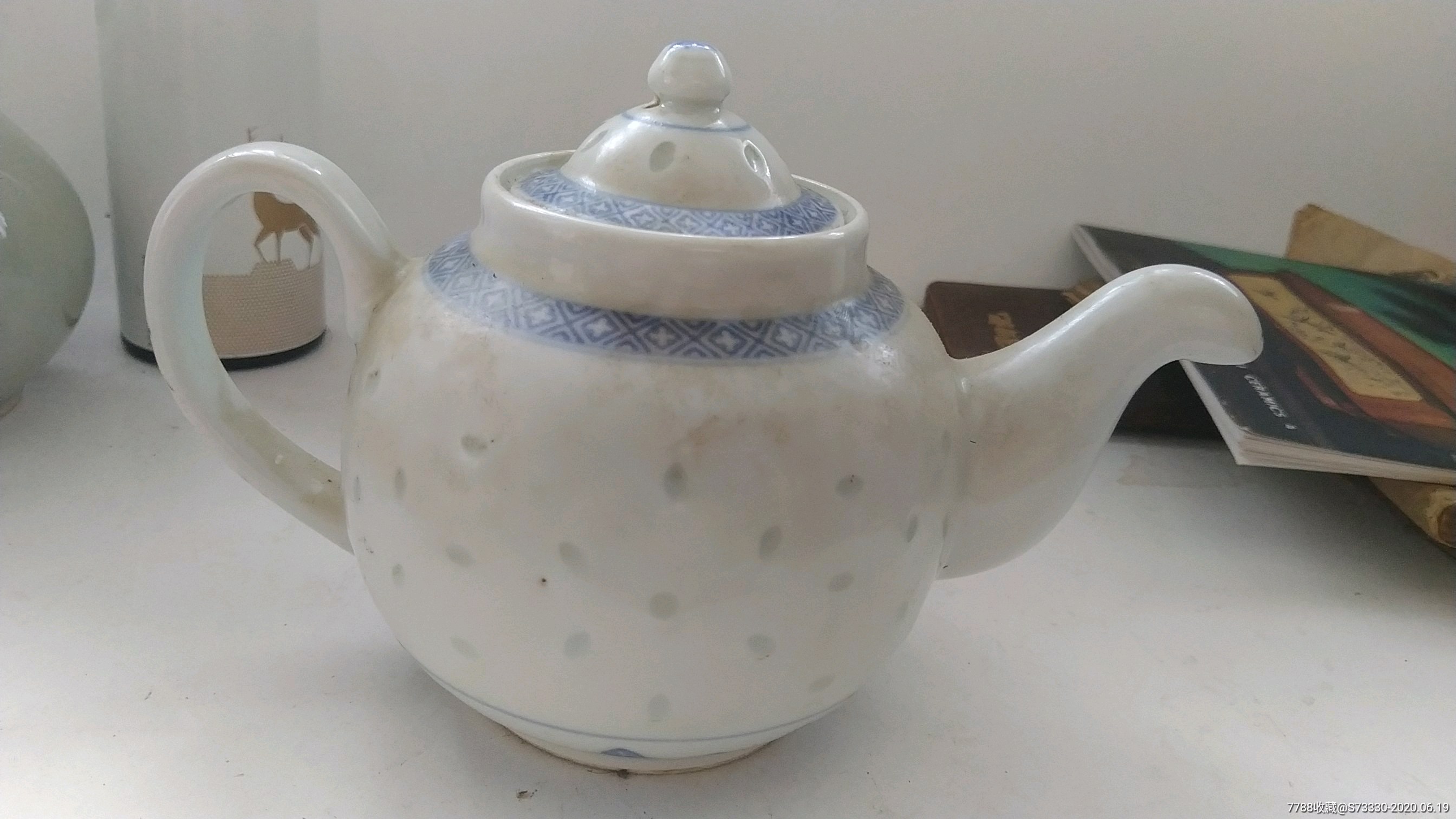 80年代左右,景德镇青花玲珑鹰嘴壶