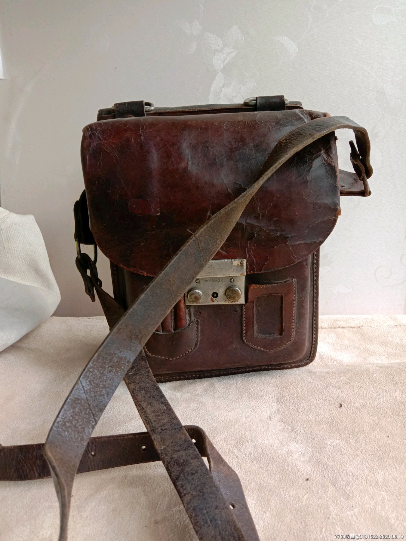 民国或五十年代抗美援朝老牛皮文件包地图包斜挎包