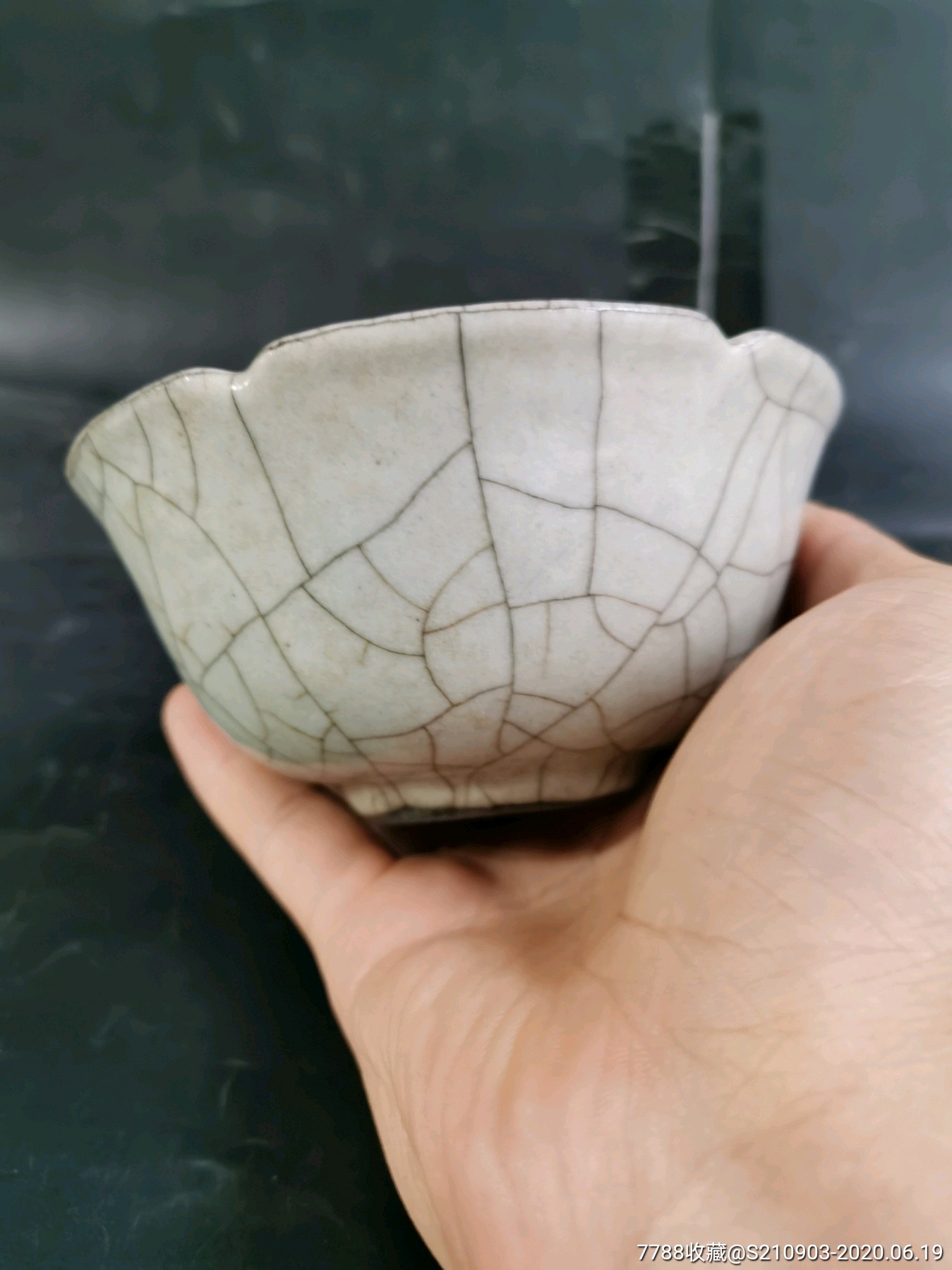 宋代的官窑花口六缺碗