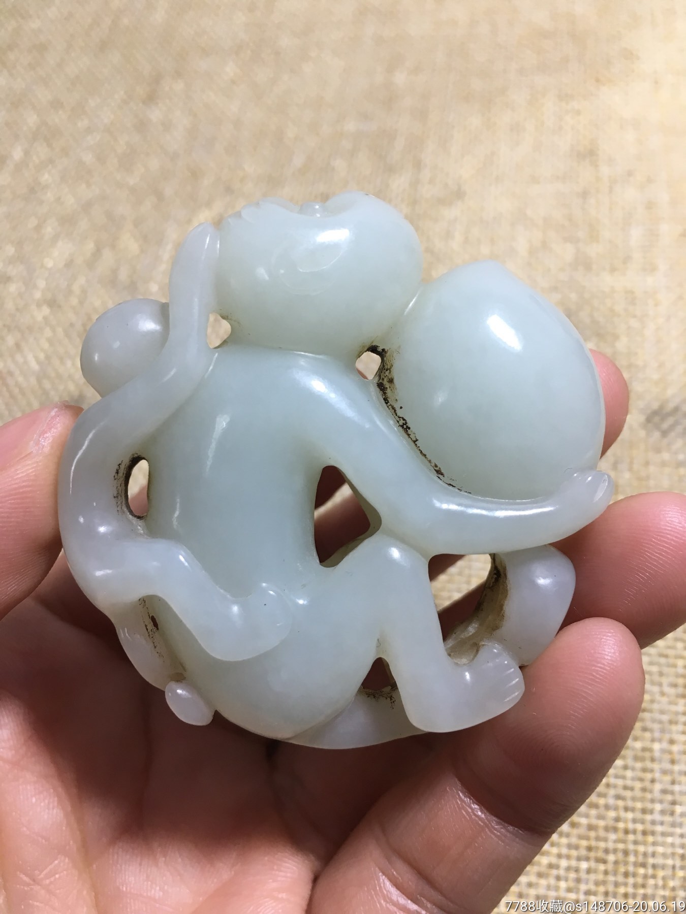 旧藏民国和田玉猴子献寿手把件