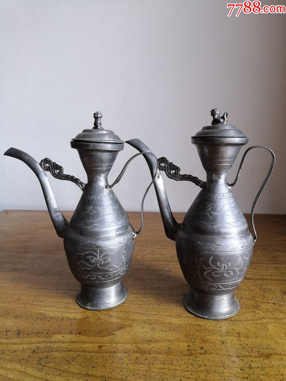 造型别致的刻花酒锡壶一对