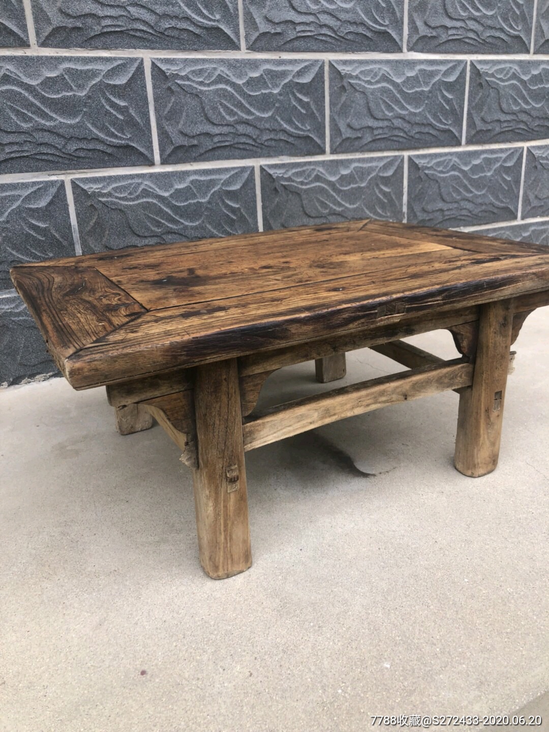 民国时期的柏木芯榆木框的老炕桌一件,品相完好做工精细,包浆浑厚
