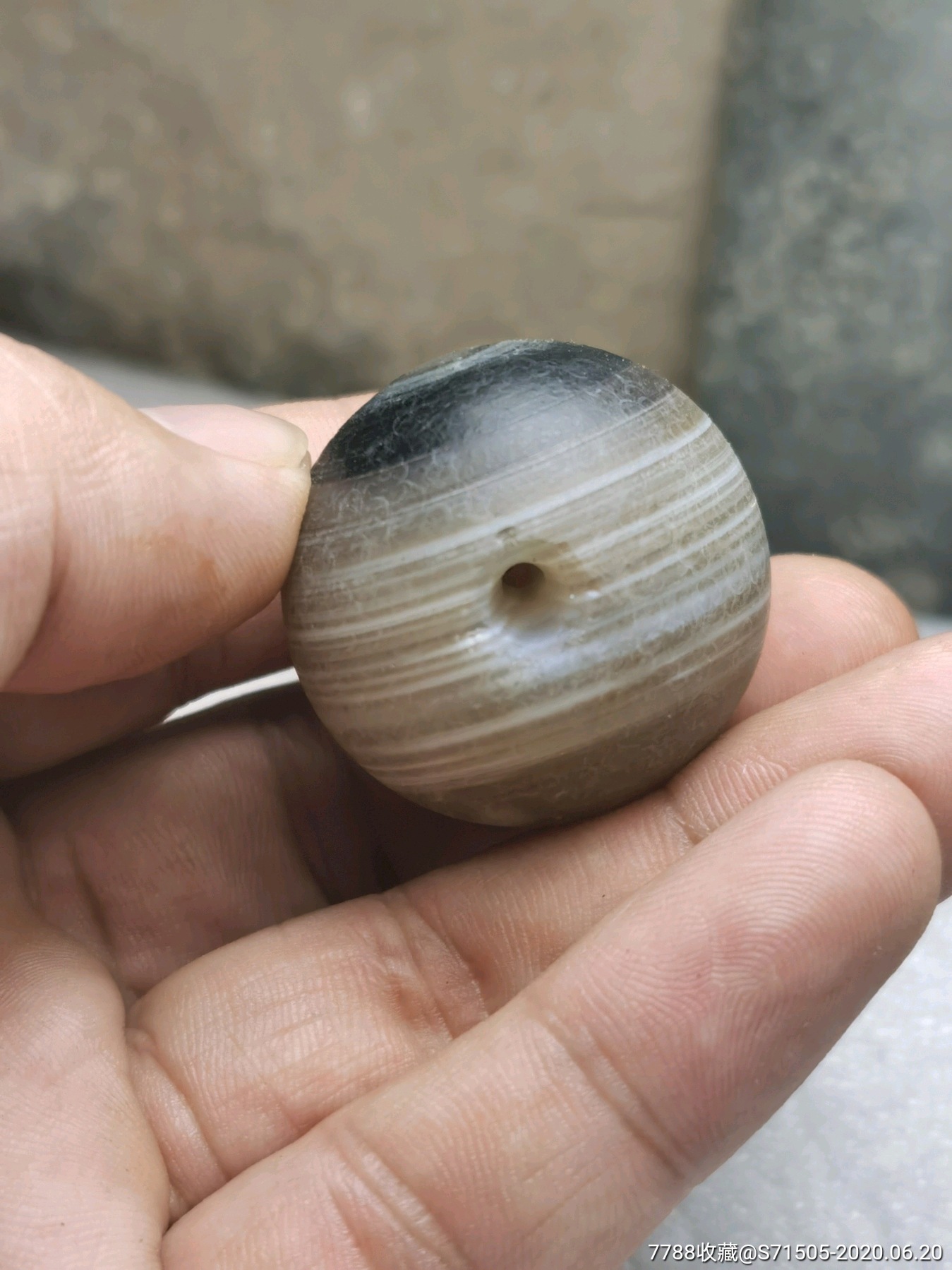 唐代千年老蝉丝玛瑙珠,上面有天然的眼睛,风化明显,这珠子独一无二
