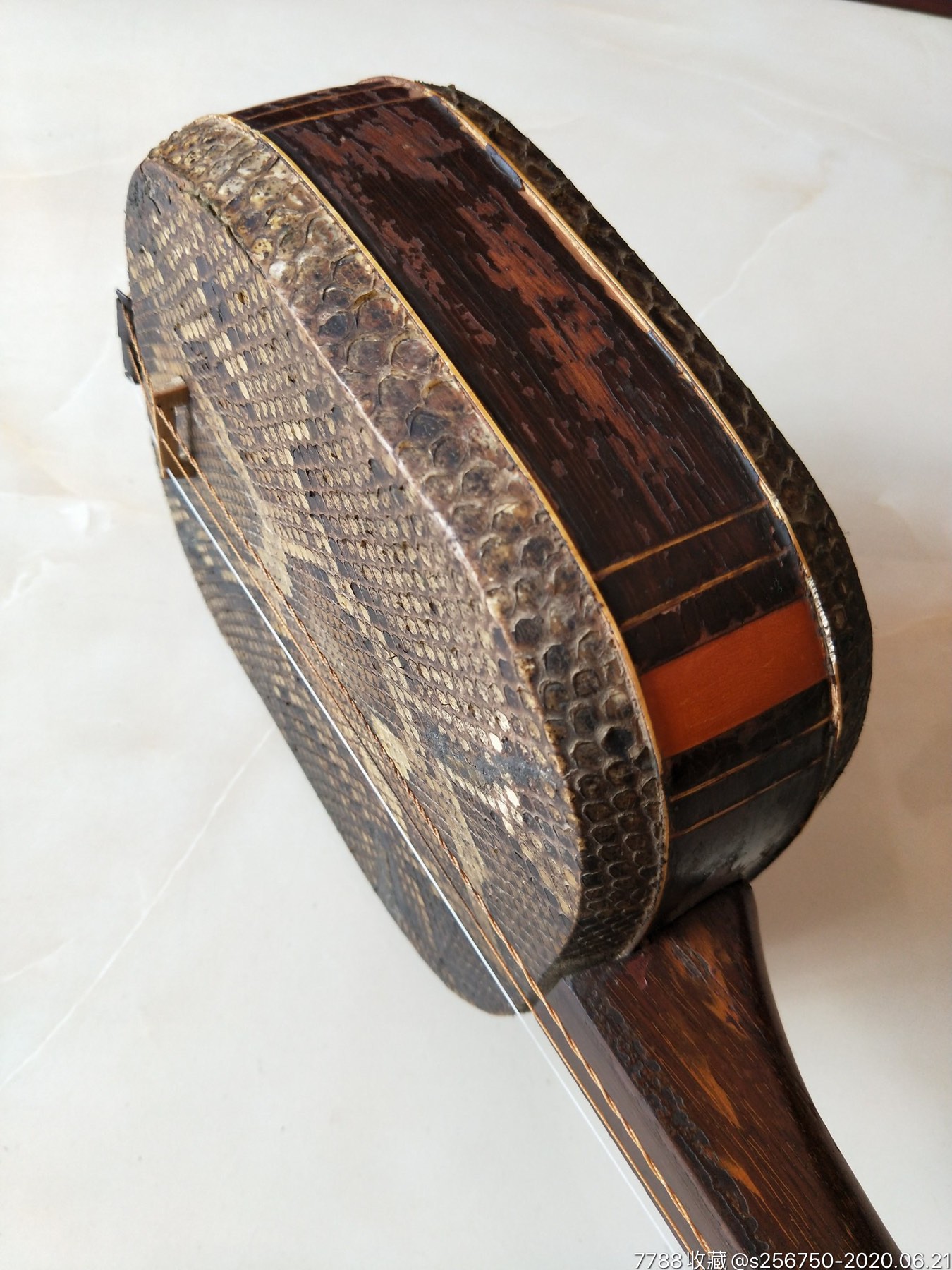 老红木三弦做工精致,蟒皮完好,花纹漂亮