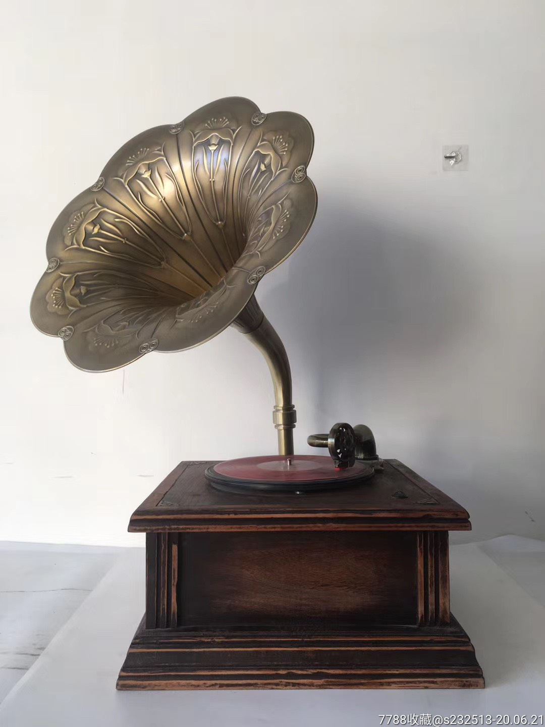 老留声机,品好完整,正常使用,可以多送2张胶片