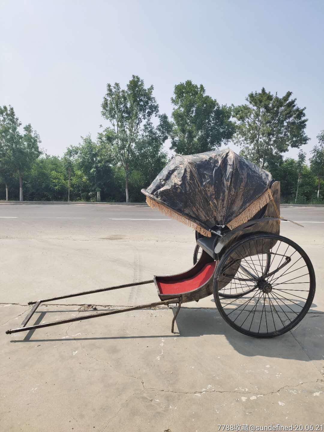 黄包车又名人力车为引人注目招徕生意车身涂黄漆故名黄包车