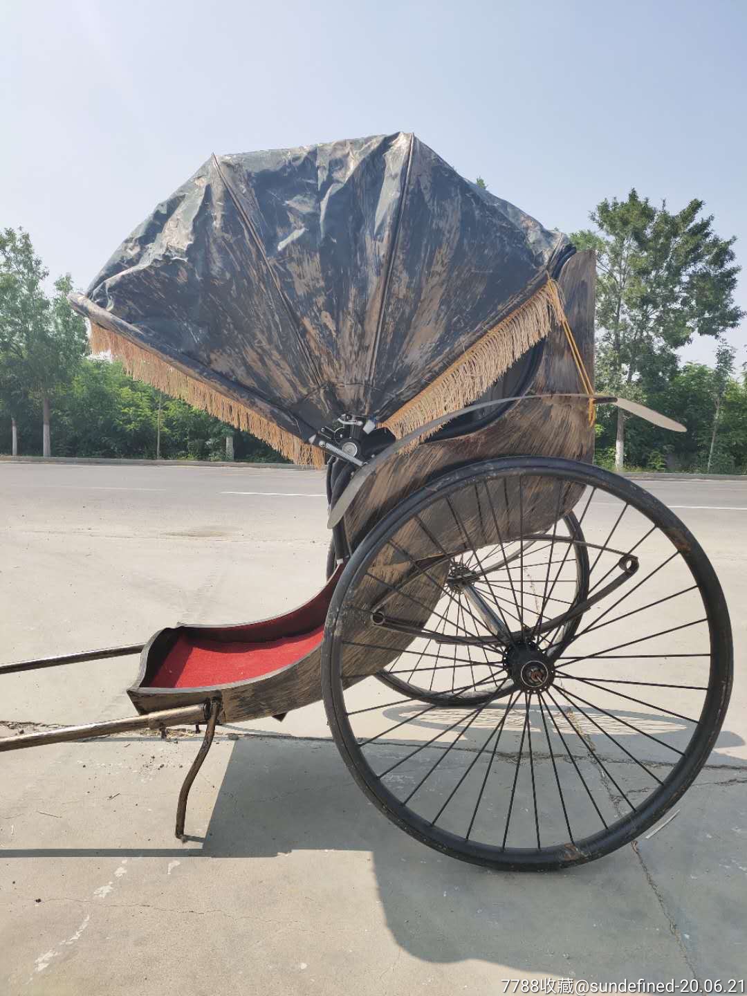 黄包车又名人力车为引人注目招徕生意车身涂黄漆故名黄包车