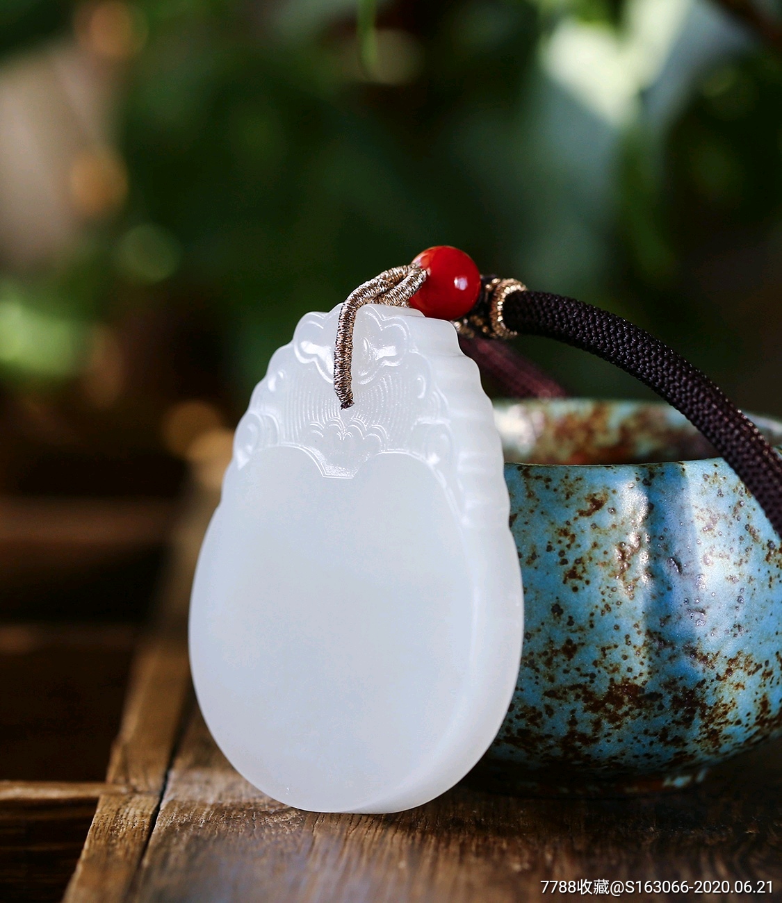 一款非常精致漂亮的和田玉羊脂玉无事牌吊坠