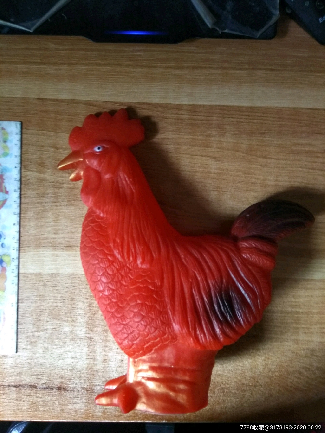 胶皮/公鸡/玩具/一个/底部无铭文/有些掉漆,有些灰尘