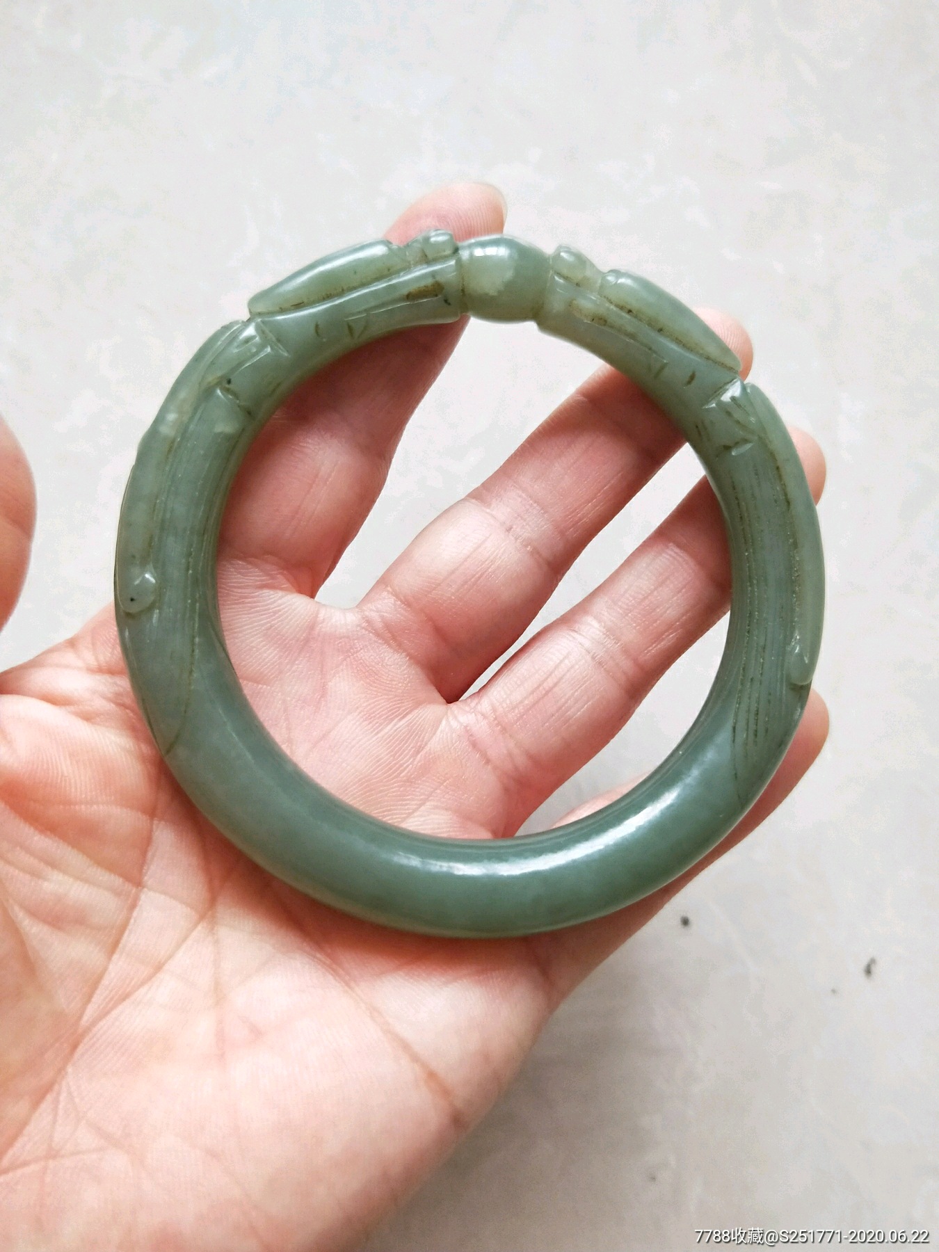 清代和田玉双龙戏珠纹手镯