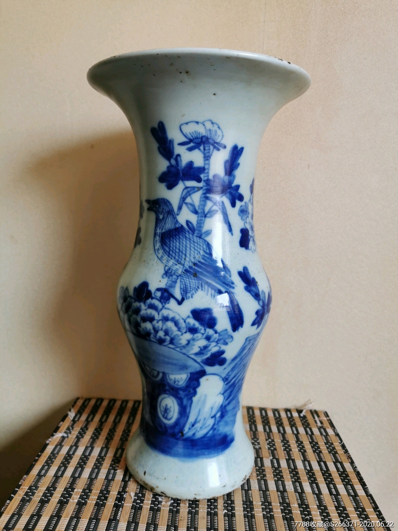 豆青地青花花鸟图花觚