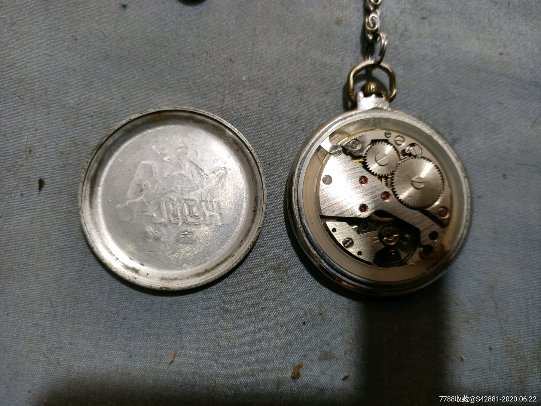 梅花鹿牌怀表.直径4.5厘米.