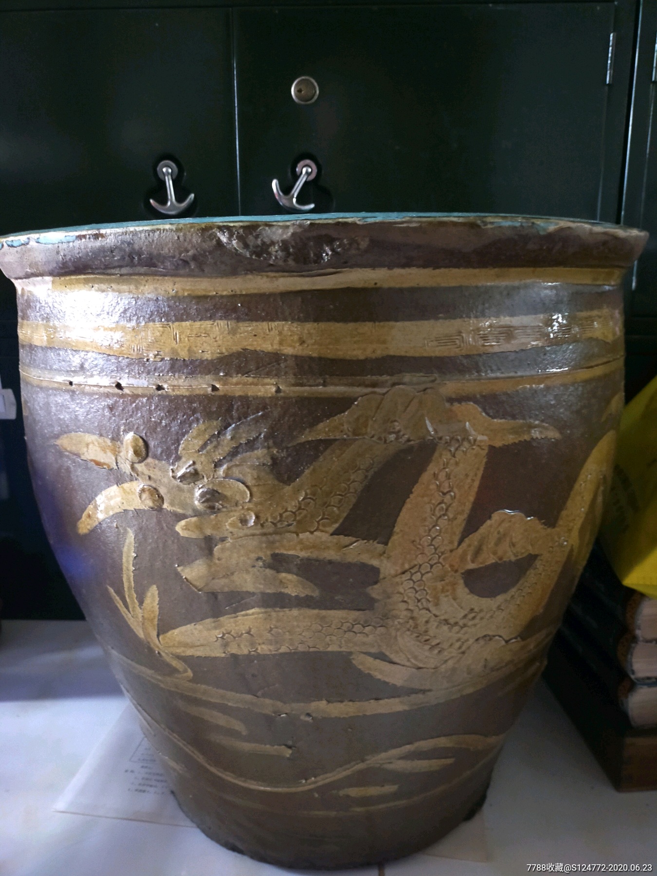 龙纹缸(内满蓝釉)