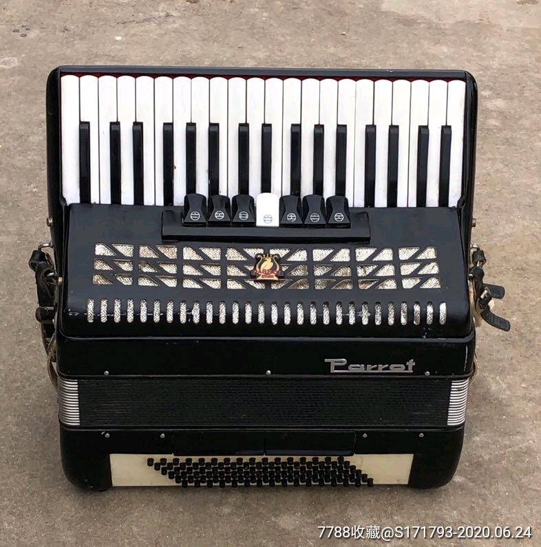 七八十年代,鹦鹉牌手风琴