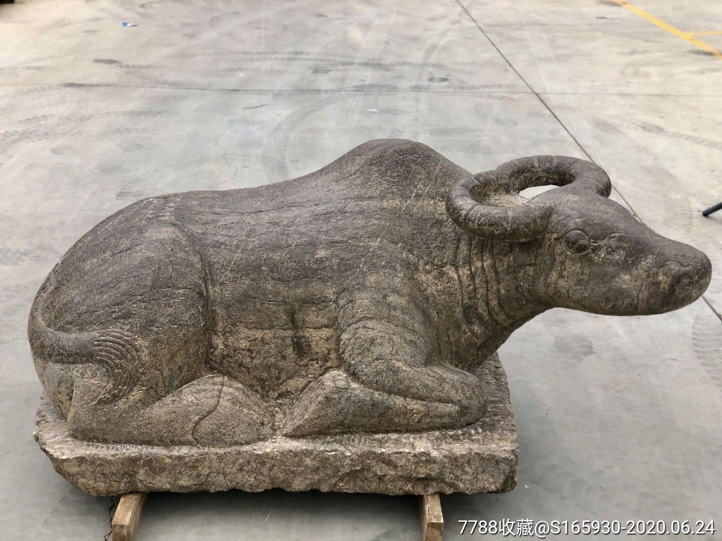 清代青石牛雕刻形象逼真俗语牛卧富贵驮宝来牛具有招财进宝之意所以寓