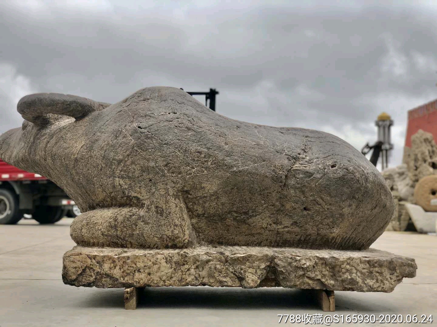 清代青石牛雕刻形象逼真俗语牛卧富贵驮宝来牛具有招财进宝之意所以寓