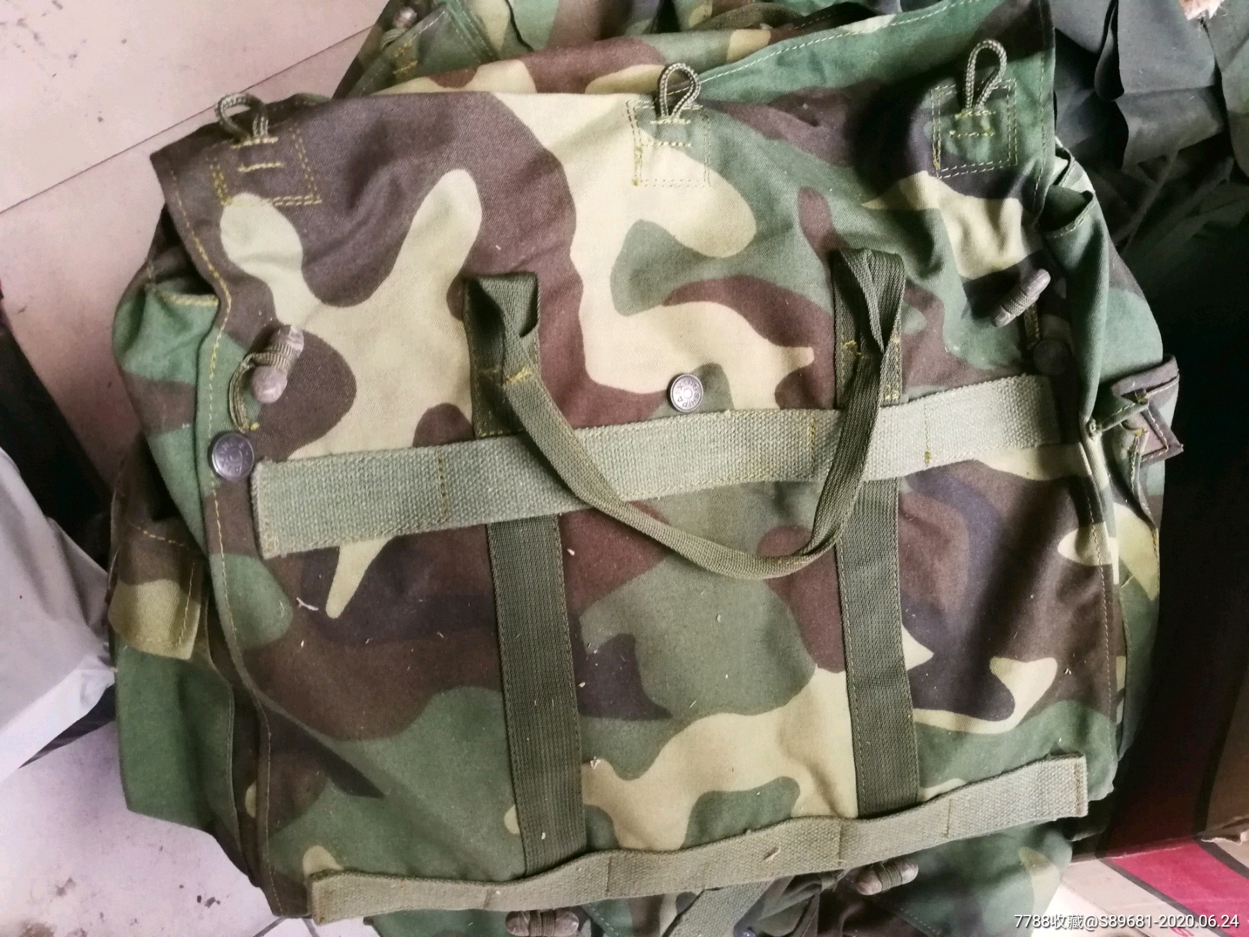 早期伞兵携行具如图