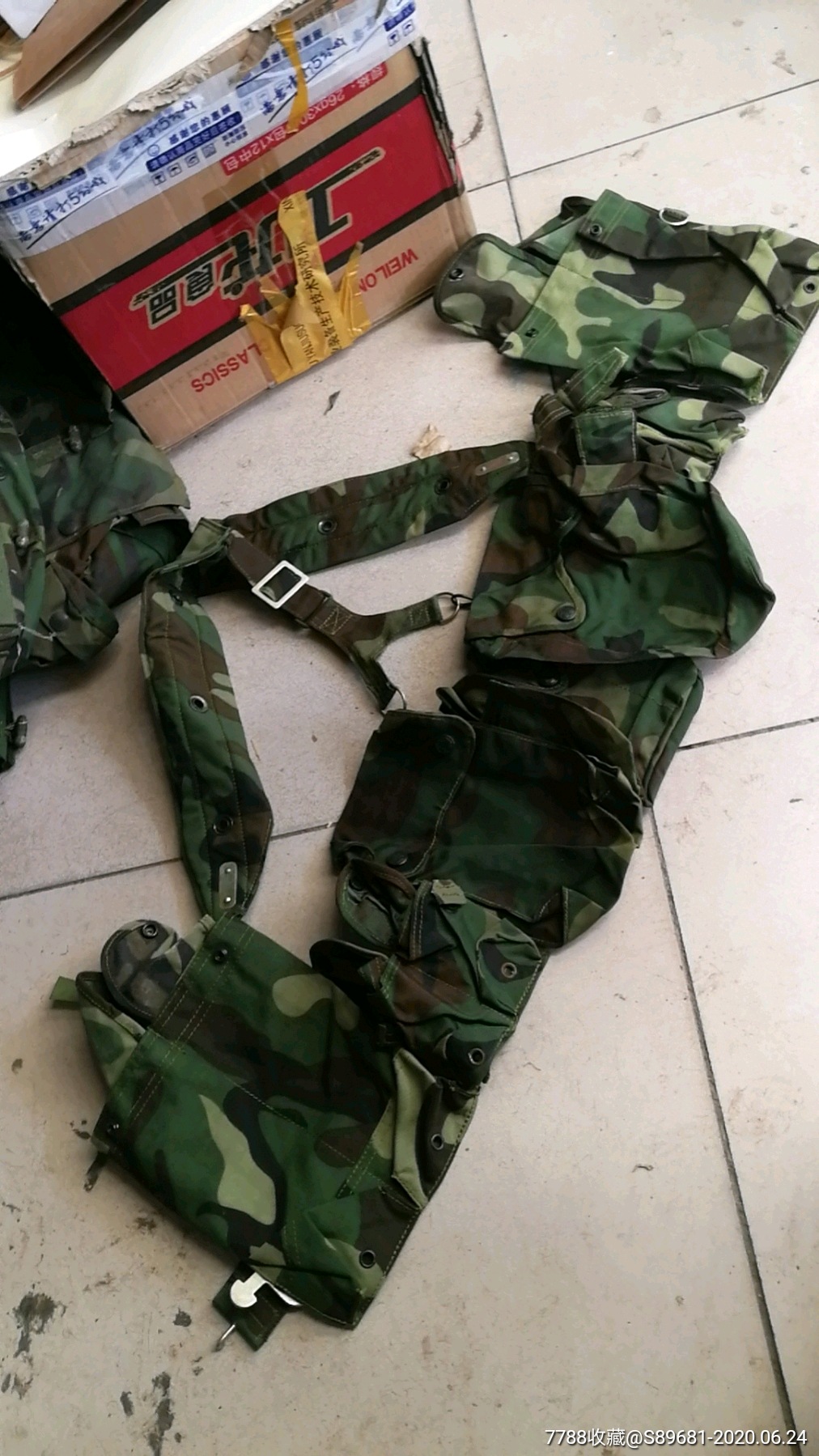 早期伞兵携行具如图