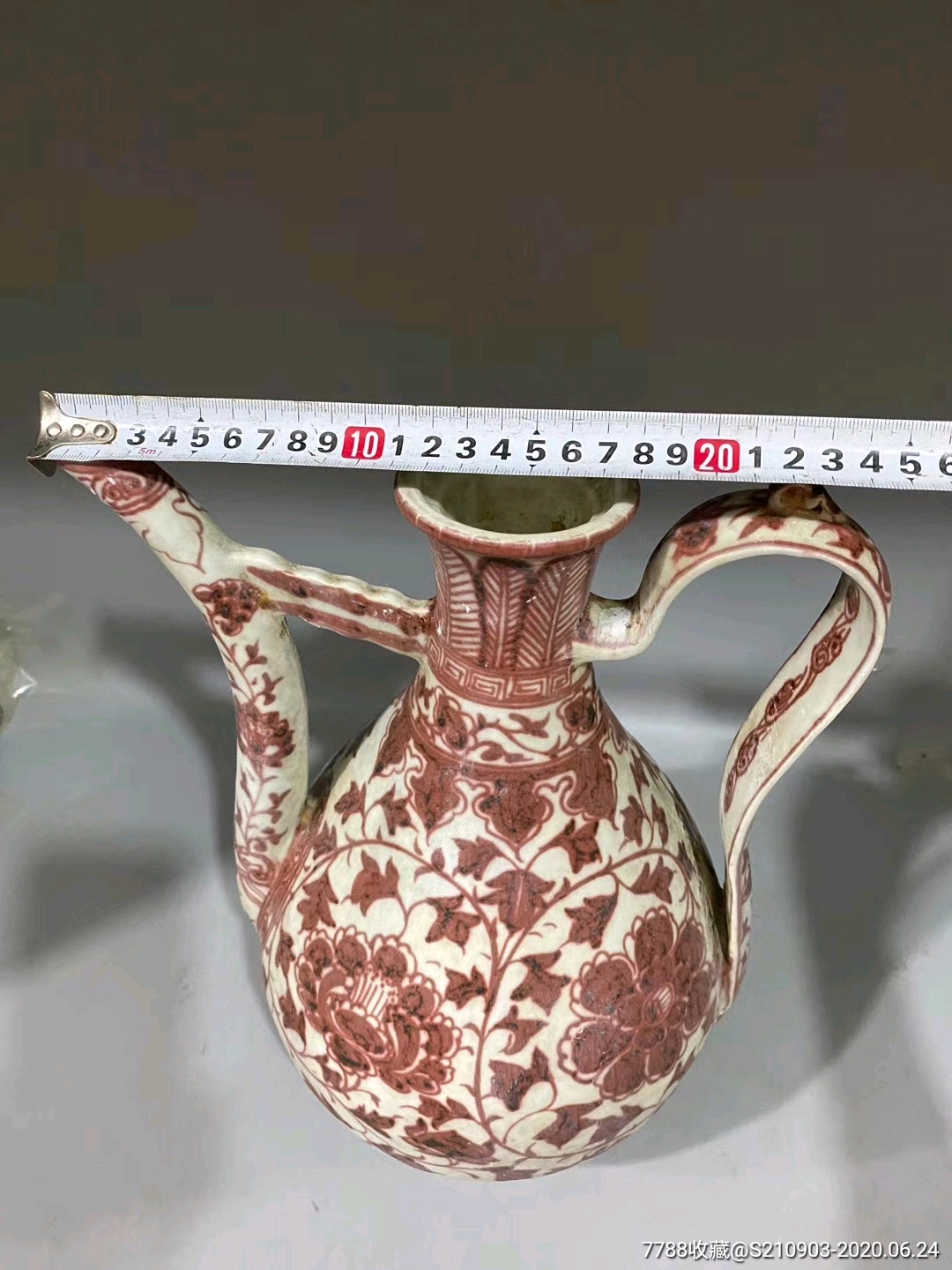 明洪武釉里红缠枝牡丹执壶