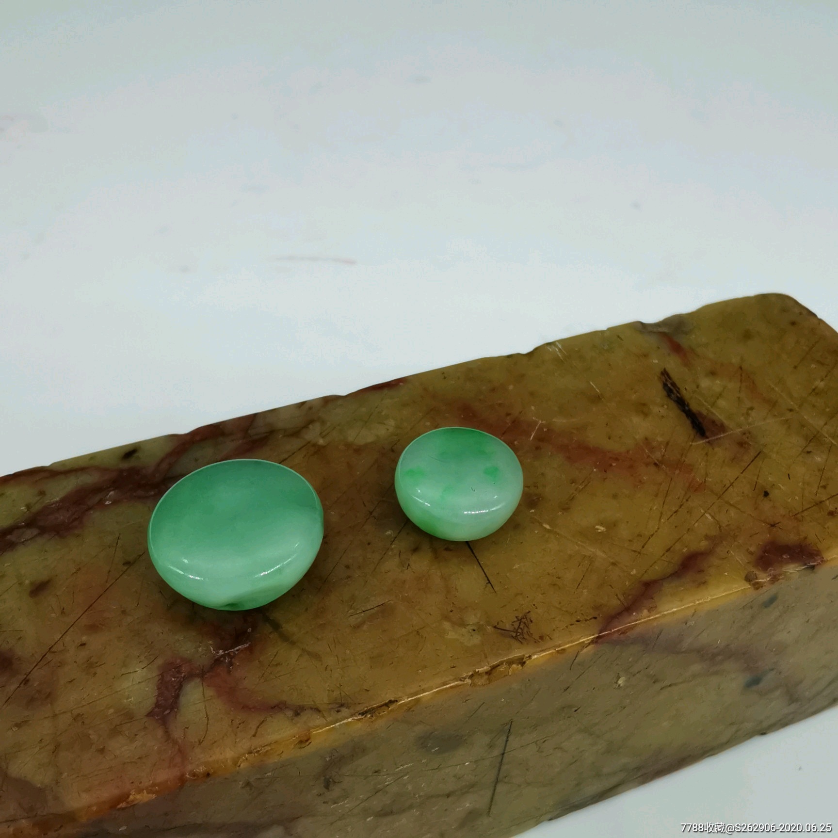 清代老翡翠扣子两枚绿色翡翠纽扣