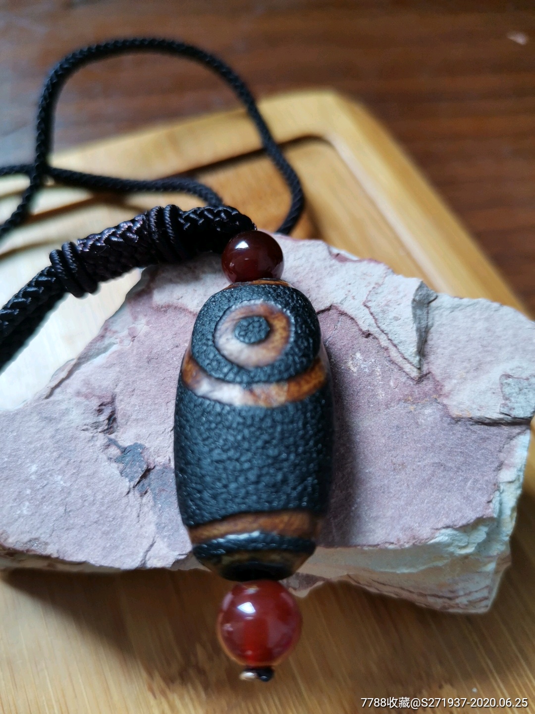藏传单眼天珠包浆老道皮壳开片到位及其靓丽随身佩戴百邪不侵