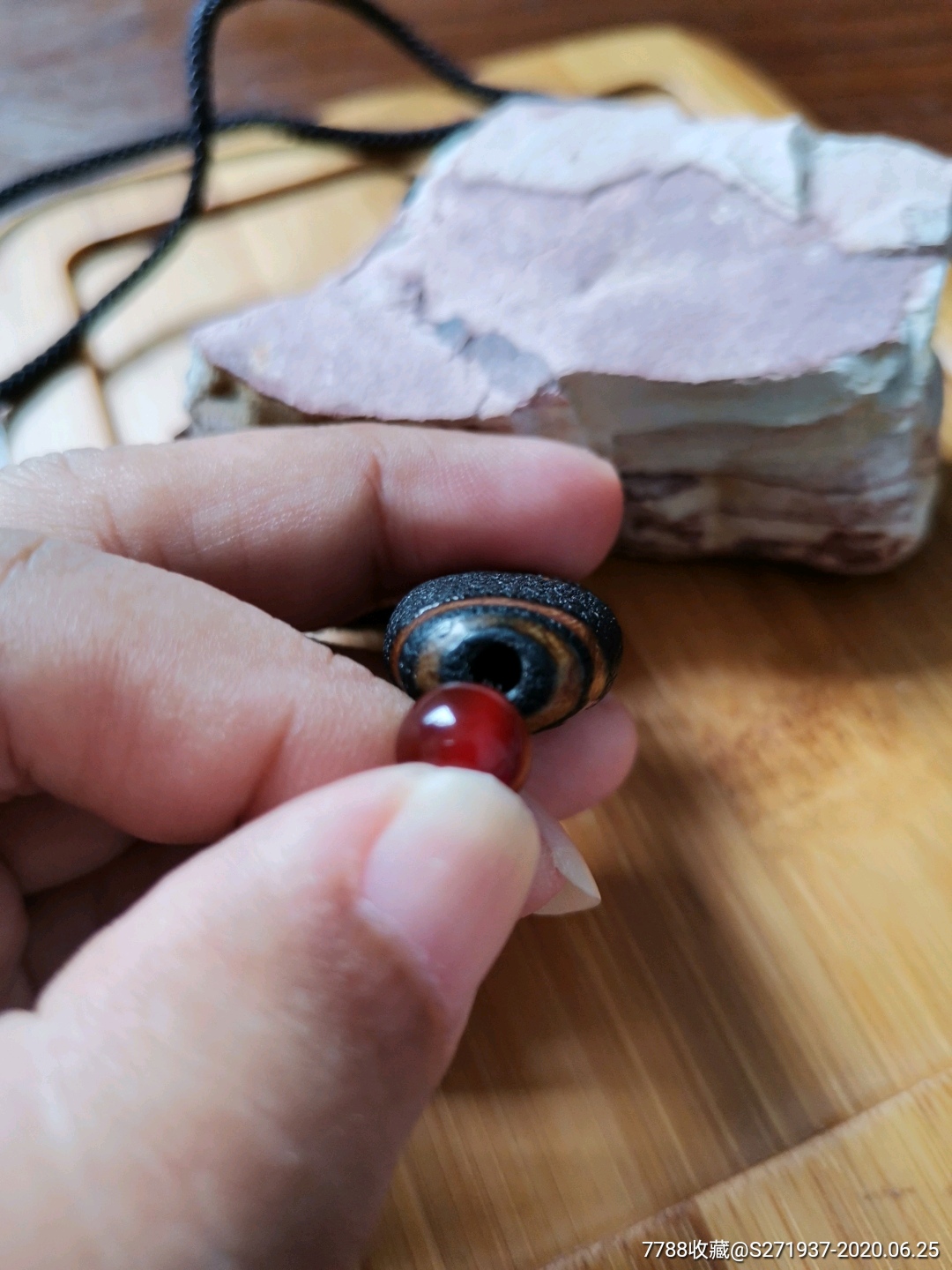 藏传单眼天珠包浆老道皮壳开片到位及其靓丽随身佩戴百邪不侵