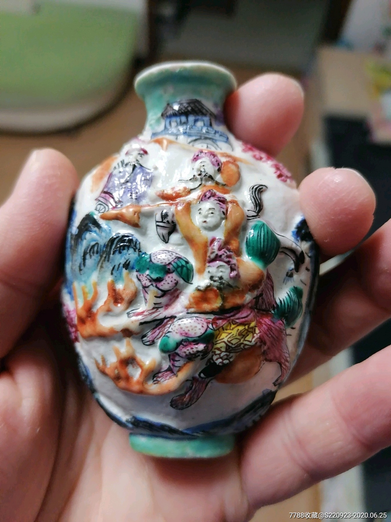 清代粉彩雕瓷空城计鼻烟壶