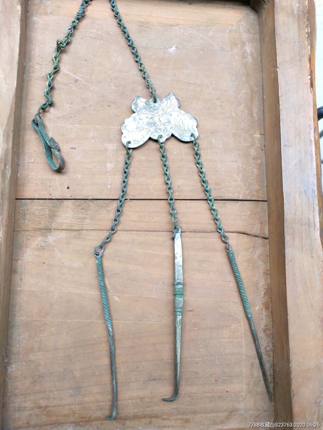 清代双面蝴蝶银压襟一套