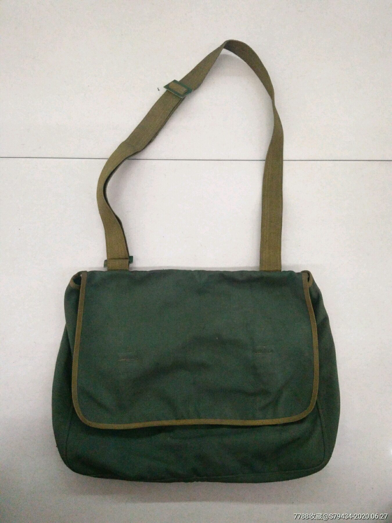 老式绿色布挎包有时代感