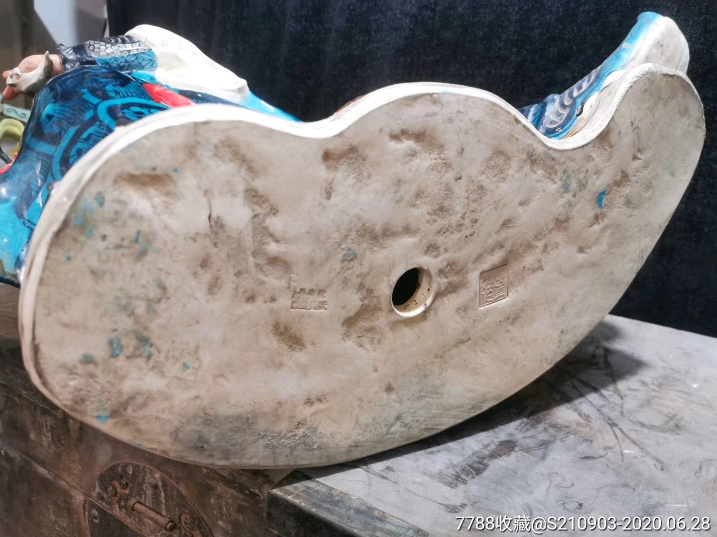 一九八六年曾山东的孔雀绿釉下彩海水龙纹关公高85公分