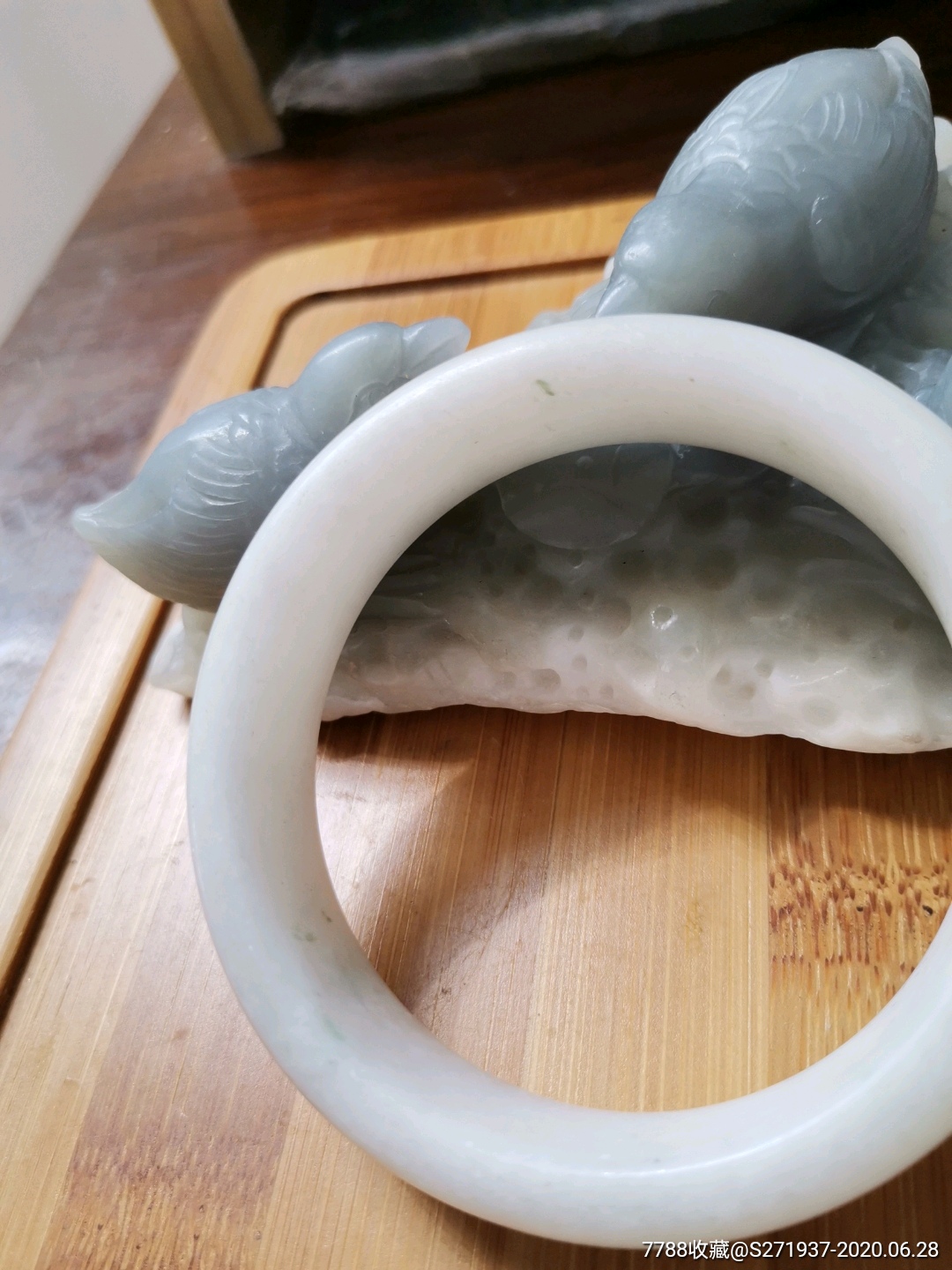 正宗新疆和田玉带一点草花沁手镯圈口57.7mm