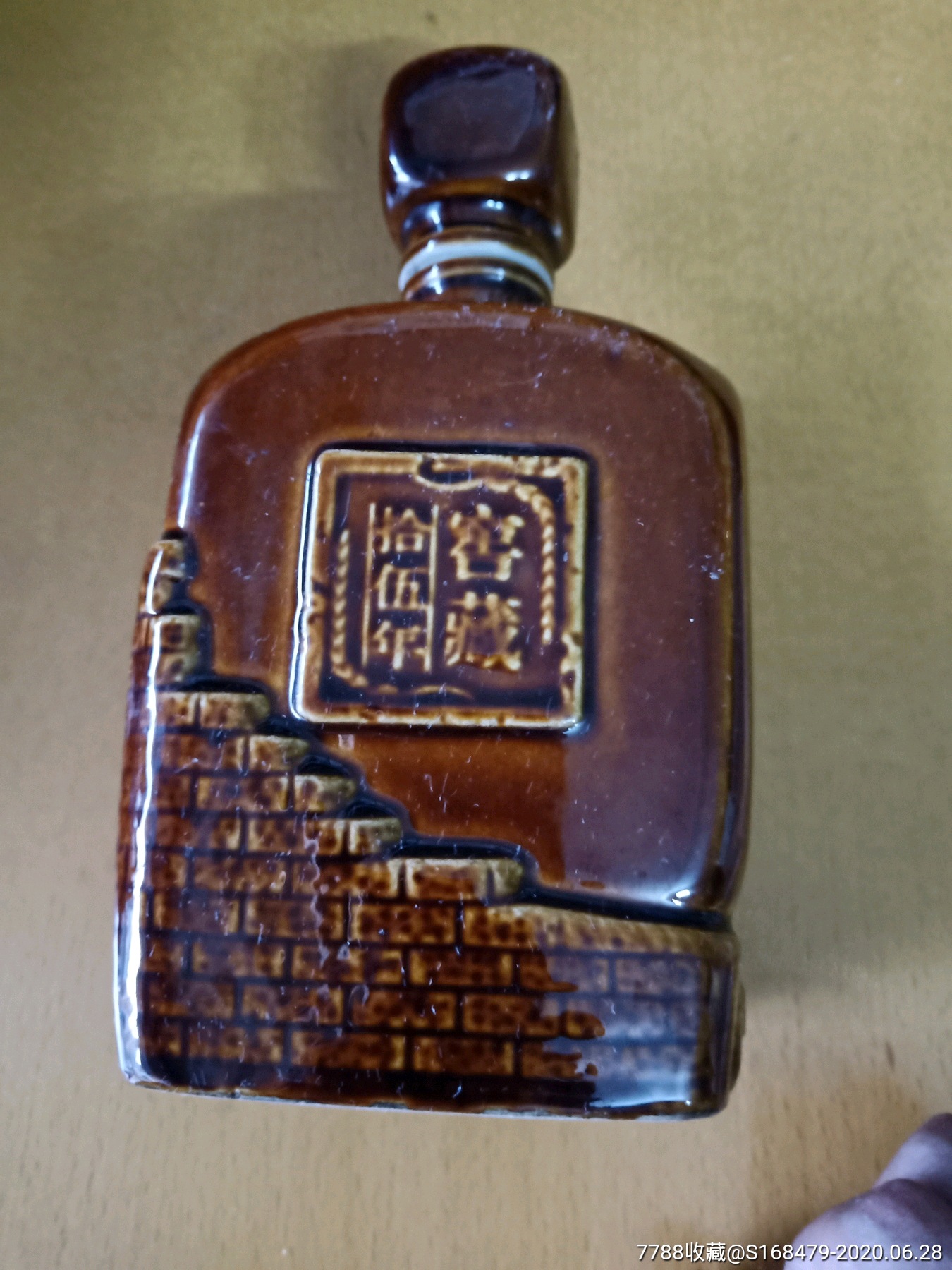 伊力陈坛窖方酒瓶