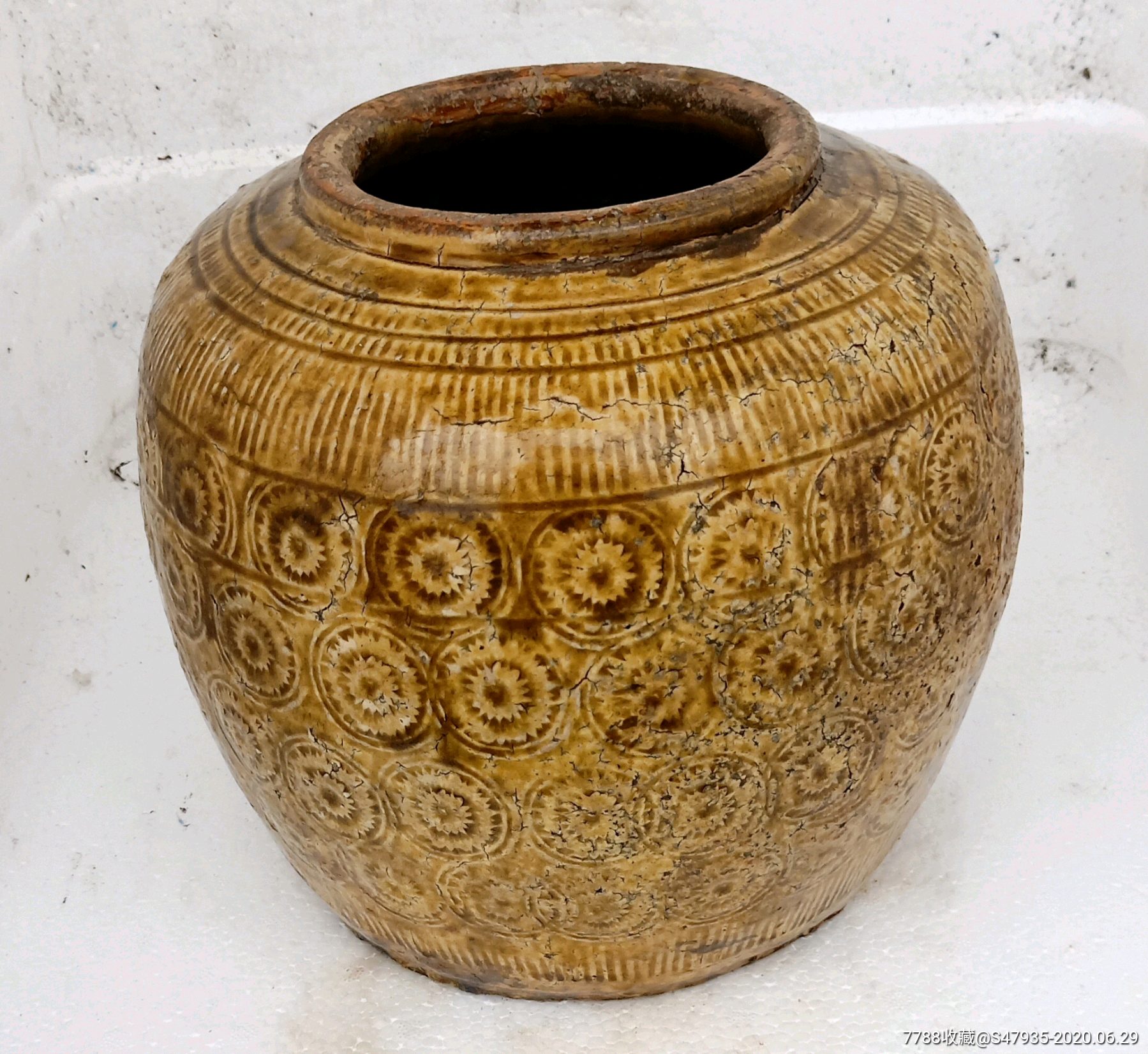 清代黄釉铜钱纹陶瓷西瓜罐